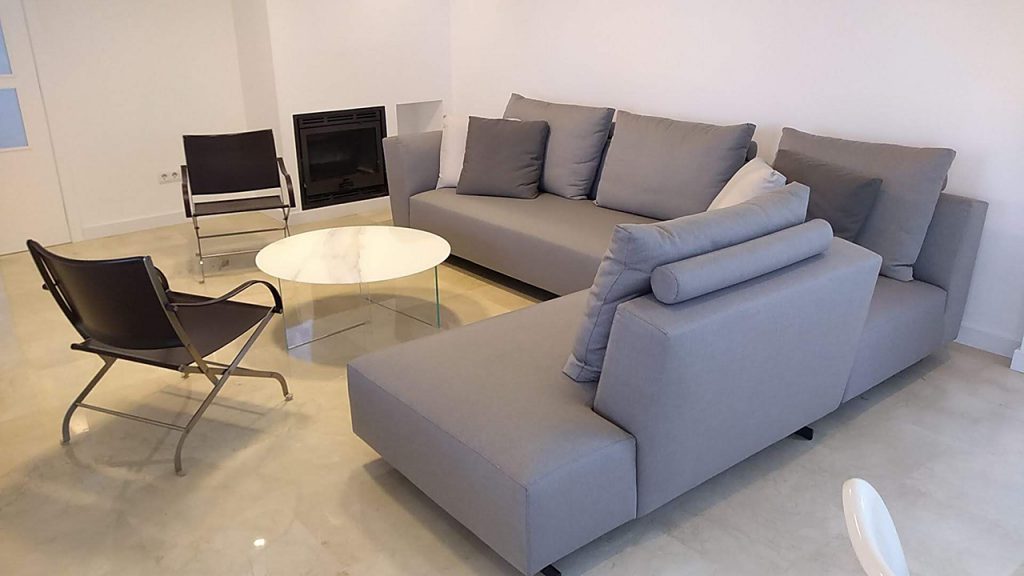 Tienda de interiorismo con sofas modernos en Murcia.