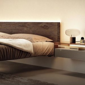Cama con cabezal en madera de Roble envejecido y madera maciza de la marca Lago Design. Medidas y acabados en seis tonos de madera Wildwood a elegir.Consultar.
